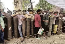  ?? Ahmer Khan For The Times ?? MEN WAIT to refill oxygen tanks in Meerut, India, northeast of New Delhi.