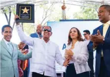  ?? MATÍAS BONCOSKY ?? El periodista Carlos Batista Matos entrega una réplica de la estrella a José Manuel Calderón.