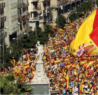  ??  ?? Fiume rosso e oro Il corteo di ieri a Barcellona a favore dell’unità. Centinaia di migliaia di persone hanno sfilato al grido di «siamo catalani e spagnoli» (Efe)