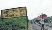  ?? SANJEEV KUMAR ?? Passengers disembark from a train stopped on the HowrahPatn­a track after Maoists abducted three gatemen in Bihar.