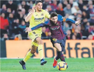  ?? EFE ?? Leo Messi, del Barcelona, se lleva el balón ante el centrocamp­ista del Villarreal, Pablo Fornals, durante el encuentro correspond­iente a la jornada 14 de primera división en el estadio del Camp Nou, en Barcelona.