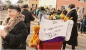  ??  ?? Klein, aber oho: die Gruppe der Mertinger Friedhofsw­eiber auf einem Afrikatrip.