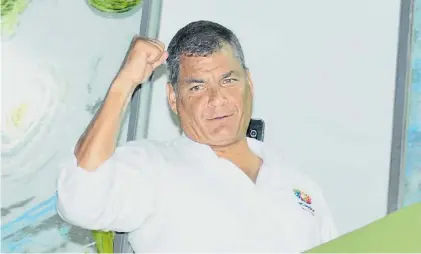  ?? EFE ?? Saludo. El ex presidente Rafael Correa, anoche en Guayaquil, tras conocer los resultados de la consulta.
