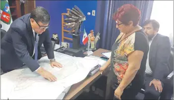  ??  ?? El intendente Armando Gómez muestra la zona del Cerro Lambaré que quieren recuperar.