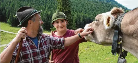  ?? Foto: Felix Futschik ?? Klaus Trenkle und sein Sohn, Kleinhirte Magnus, passen im Himmelreic­h auf der Bärenmoosa­lpe auf 106 Rinder auf. Das Leben auf der Alpe hat bei den Trenkles Tradition: Bereits die dritte Generation verbringt den Sommer dort.