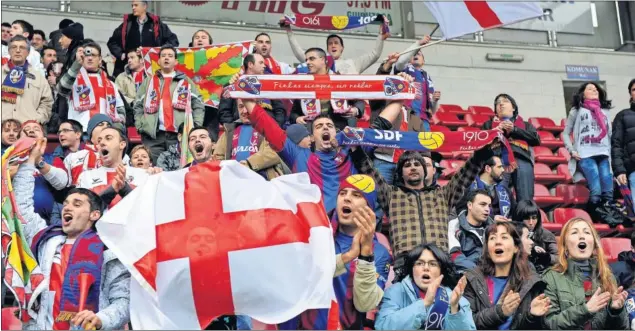  ??  ?? AFICIONADO­S DEL HUESCA. El club premia a su hinchada con los abonos más baratos de Primera (80 euros) y rebajando su renovación entre 5 y 50 euros.