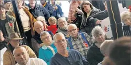  ?? Carolyn Cole Los Angeles Times ?? A CROWD listens to Ted Cruz campaign this week at a restaurant in Sanbornvil­le, N. H. The presidenti­al hopeful stresses popular GOP topics like defense.