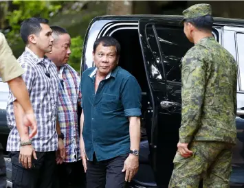  ??  ?? VISIT. President Rodrigo Duterte (C) arrives to address troops who are battling Muslim militants who lay siege in Marawi city during his visit to the 2nd Mechanized Infantry Brigade Friday, May 26, 2017 on the outskirts of Iligan city in southern...
