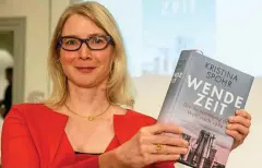  ?? FOTO: MAIK SCHUCK ?? Kristina Spohr, die in London und Washington lehrt, war mit ihrem Buch „Wendezeit. Die Neuordnung der Welt nach 1989“am Mittwoch im Schloss Ettersburg zu Gast.