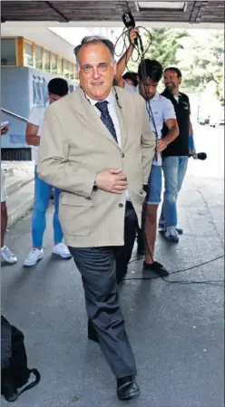  ??  ?? EN EL CSD. Tebas, ayer, tras reunirse con José Ramón Lete.