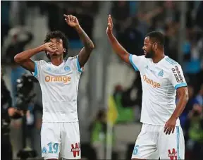  ??  ?? Luis Gustavo célèbre le premier but marseillai­s marqué à la 17e minute.