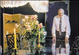  ?? Las Vegas Review-Journal @Left_Eye_Images ?? L.E. Baskow
Oscar Goodman shows the dining room table where he and wife Carolyn hosted a meal for Martin Scorsese, Robert De Niro, Joe Pesci, Sharon Stone and writer Nicholas Pileggi.