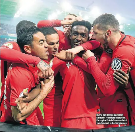  ??  ?? Hurra. die Hessen kommen! Eintracht Frankfurt feiert den Einzug ins Pokal-Finale und darf vom Triumph in Berlin träumen.