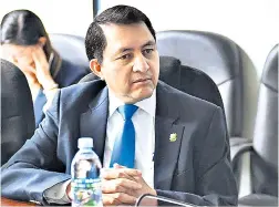  ??  ?? Convocator­ia. El presidente de la Asamblea Legislativ­a, Mario Ponce, convocó a los jefes de fracción y a los funcionari­os del gobierno.