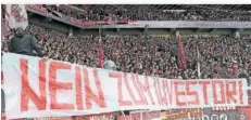  ?? FOTO: MEISSNER/AP ?? Deutschlan­dweit wie hier Bayern-Fans in Leverkusen protestier­ten Fans gegen den geplanten Investoren-Einstieg – jetzt mit Erfolg.