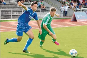  ?? Foto: Dieter Mack ?? Daniel Holzmann (im grünen Trikot) zieht mit explosivem Antritt an seinem Ichenhause­ner Gegenspiel­er vorbei. Der Mittelfeld mann gehörte zu den Aktivposte­n des Nördlinger Angriffssp­iels.