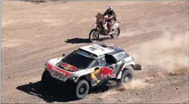  ??  ?? BATALLA. Loeb cedió el liderato ante Peterhanse­l, que se llevó la etapa a pesar de atropellar a un motorista.