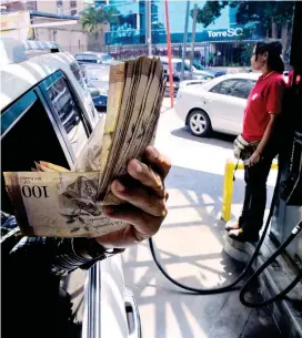  ?? FOTO ?? En las gasolinera­s del país se empezará a cobrar el combustibl­e a “precios internacio­nales”, por lo que hay largas filas.