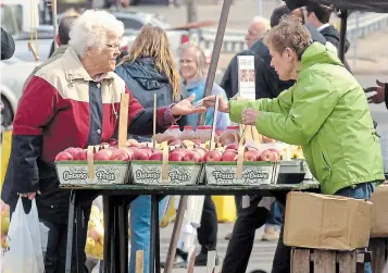  ?? CATHIE COWARD HAMILTON SPECTATOR FILE PHOTO ?? In 2008, customers shop at the farmers market on Ottawa Street, which at that time had just moved from Centre Mall.