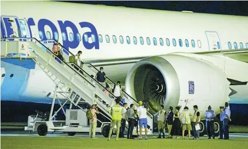  ?? DAVID JAR ?? Algunos de los afganos evacuados por España a su llegada ayer a la base de Torrejón