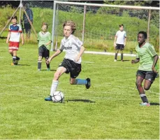  ?? FOTOS: WEBER ?? 16 Mannschaft­en in drei Altersstuf­en waren beim Jungen-Fußballtur­nier des Kinderfest-Sportnachm­ittags dabei.