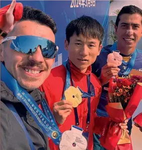  ?? ?? Sorriso Il selfie di Massimo Stano, 32 anni, con il cinese Zhang Jun e il brasiliano Caio Bonfim