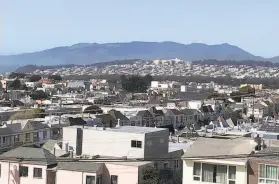  ?? Carl Nolte / The Chronicle ?? San Francisco’s Outer Sunset neighborho­od, known for its summertime fog, features rows and rows of lookalike houses marching toward the Pacific.