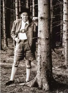  ??  ?? Der Mann mit der Lederhose: Oskar Maria Graf 1964 in Berg.