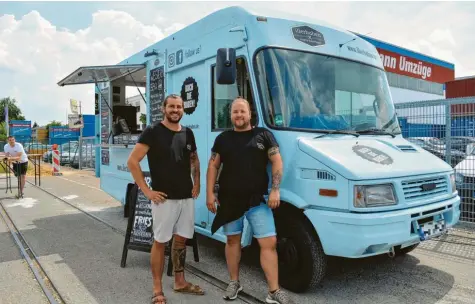  ?? Foto: Angela Häusler ?? Kevin Alizade und Benjamin Holzinger rollen als „Illerbuben“mit dem Foodtruck durch die Region.