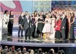  ?? AP ?? Bruce Miller y el elenco de “The Handmaid’s Tale” aceptan el Emmy.