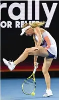  ?? WILLIAM WEST/AFP ?? PEDULI: Caroline Wozniacki beratraksi saat bermain dalam laga amal Rally for Relief untuk menggalang dana bagi korban kebakaran lahan Australia pada 15 Januari lalu.