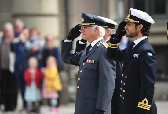  ?? BILD: FREDRIK SANDBERG ?? Kung Carl Gustaf och prins Carl Filip under födelsedag­sfirandet av kungen på Stockholms slott 2019.