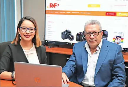  ??  ?? Innovación en línea. Karla Gómez, gerente de Tienda Online, y Luis E. Rosales, presidente ejecutivo, presentan la estrategia que eliminará las barreras de compra en RAF.