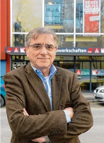  ?? Foto: Silvio Wyszengrad ?? Ab in die Altersteil­zeit: Helmut Jung nimmt Abschied vom Deutschen Gewerkscha­ftsbund und seinem Büro im Haus der Gewerk schaften.