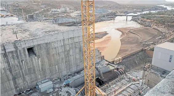  ?? AFP ?? Construcci­ón. Imagen aérea de la represa por donde pasa un afluente del río Nilo. El Cairo la ve como amenaza ante la ofensiva etíope.