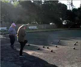  ?? PICTURE / SUPPLIED ?? Michelle Piggott rejoices while Bill Potts looks on during a recent Sunday’s play at the Waipapakau­ri Bowling Club.