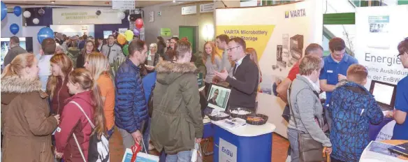  ?? FOTOS: PETER SCHLIPF ?? Mehr Ausbildung­sbetriebe als je zuvor haben bei der fünften Ellwanger Ausbildung­s- und Studienmes­se um den Nachwuchs geworben.