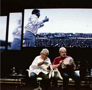  ?? Marcos Vidal - 8.fev.20/Futura Press/Folhapress ?? O uruguaio José Mujica com o ex-presidente Lula em evento de 40 anos do PT