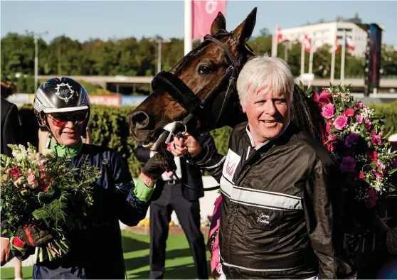  ?? Bild: SIMON HASTEGÅRD/BILDBYRÅN/ARKIV ?? Halmstads stjärnträn­are Jerry Riordan (till höger) vann Elitloppet i maj med Ringostarr Treb. I Sprintermä­staren på torsdag skickar han ut Super War Horse på ovalen. Hästen anses ha bäst segerchans­er bland hemmaekipa­gen.