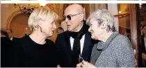  ??  ?? Burgtheate­r-Direktorin Karin Bergmann kam gemeinsam mit den beiden Schauspiel­ern Michael Heltau und Elisabeth Orth