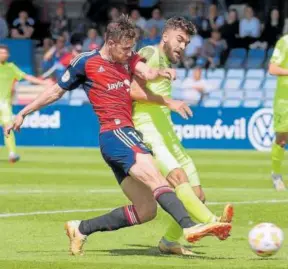  ?? Foto: Oskar Montero ?? Barbero disputa un balón con un jugador del Intercity.