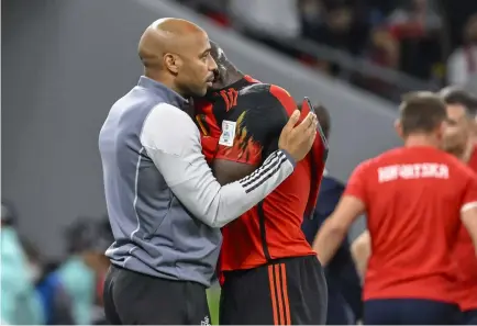  ?? Panoramic ?? En pleurs, Romelu Lukaku dans les bras de Thierry Henry, entraîneur adjoint de la Belgique