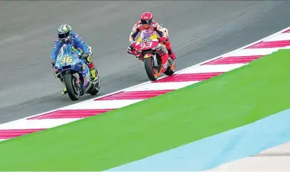  ?? EFE ?? Marc Márquez se puso a la rueda de Mir para aprender y no le gustó al piloto de Suzuki