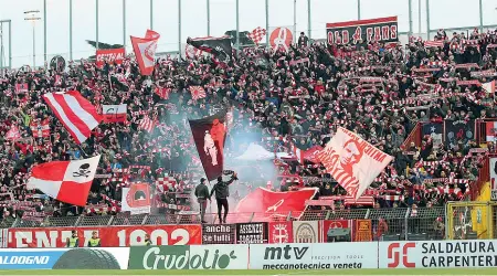  ??  ?? Calore
La biancoross­a curva allo stadio
Menti: una componente decisiva per la risalita della squadra (LaPresse)