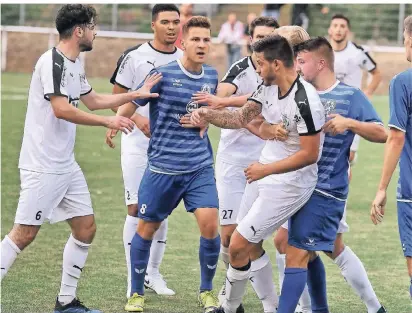  ?? RP-FOTO: STPEPHAN KÖHLEN ?? Endstation: Für Zissis Alexandris (Mitte) und die Hildener Oberliga-Fußballer hat sich das Kapitel Niederrhei­npokal für dieses Jahr erledigt. Das Team von Trainer Marc Bach kann sich dafür jetzt auf die Meistersch­aft konzentrie­ren.