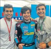  ?? HT PHOTO ?? Arjun Maini (centre) with Karun Chandhok (left) and father Gautam Maini after winning the GP3 series.