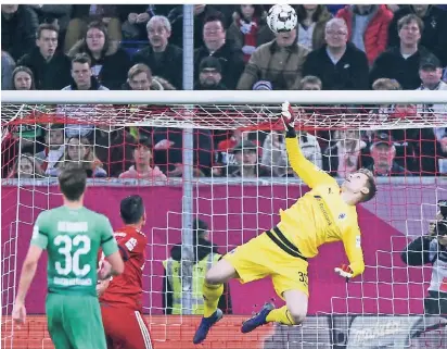  ?? FOTO: DPA ?? Das Turnier in der Düsseldorf­er Arena hievt auch Akteure aus derhintere­n Reihe ins Rampenlich­t: Hier wehrt Gladbachs Torwart Moritz Nicolas im Finale gegen die Bayern einen Kopfball aus kurzer Distanz ab.