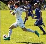  ?? Foto: Uwe Friedel ?? Selten hatte die SG Hirschberg, wie hier Sebastian Gäbelein (weiß) gegen Martin Hoffmann, solche Freiheiten.