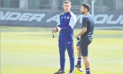  ??  ?? Caixinha dejó entrever cuál sería su once titular ante el equipo fronterizo el sábado. En la imagen con el refuerzo argentino Walter Montoya, quien no jugará porque aún no tiene su visa de trabajo ■ Foto Notimex