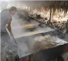  ??  ?? COCCIÓN. En enormes pailas se cocina el jugo de caña. El bagazo da vida al horno.